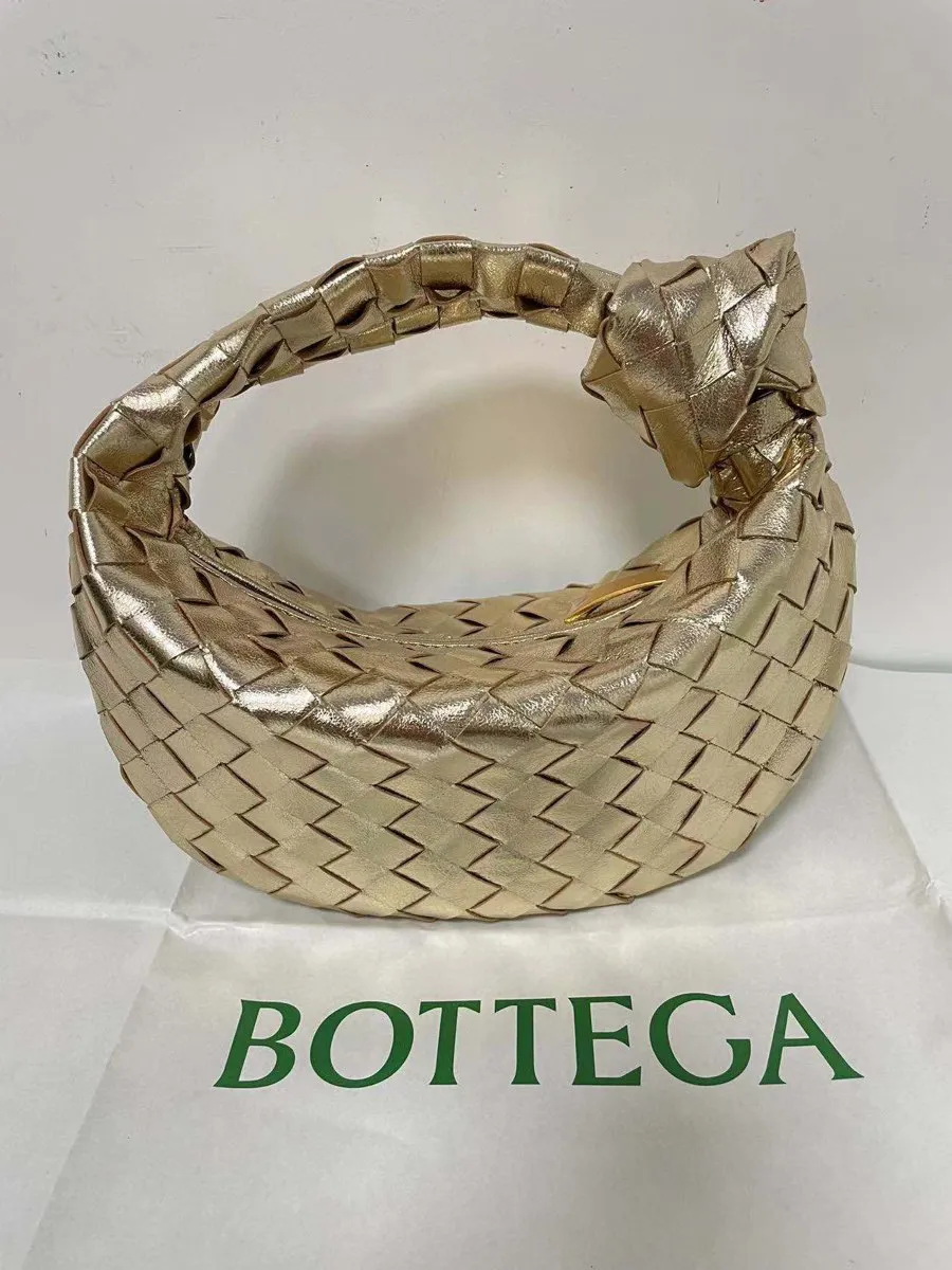 Batch 1200 BV Bottega Veneta's new early spring women's MINI JODIE handbag BV bag 🔥The new method is based on the original rounded corners, knotted with classic woven leather round hobo bag, The most iconic triangular pull-out design, using sheepskin draped soft shape, is super suitable for concave shapes~ Jodie feels really gentle to people, and is definitely the best item for daily matching. It has the same weave, new elements and twists, is compact and versatile, and is the new favorite of street style Internet celebrities! Dimensions: 23x28x8 Model: 6699-1